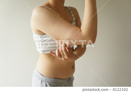 A woman holding his upper arm 8122102