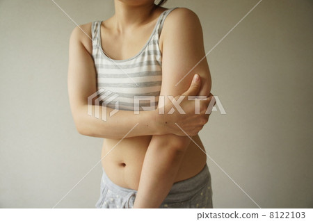 A woman holding his upper arm 8122103
