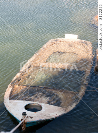 sunk boat 8122233