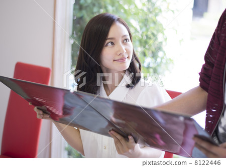 一位女士在美髮師諮詢 一位女士在美髮師諮詢 8122446