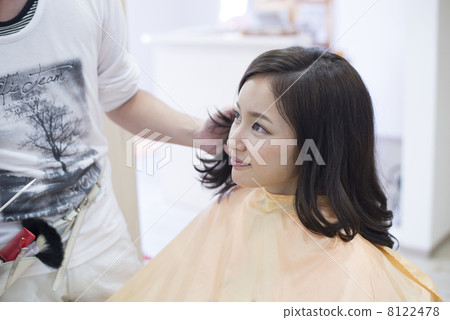 接受治療的一個少婦在美髮師 8122478