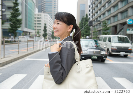 通勤的商界女強人 通勤的商界女強人 8122763