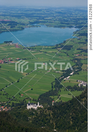 Neuschwanstein seen from Sauling Mountain (southern Germany) Neuschwanstein seen from Sauling Mountain (southern Germany) 8122988