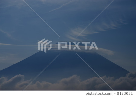 Wrapped cloud 8123031