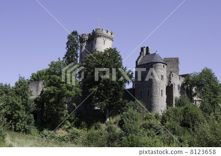 Castle Kasselburg in Pelm near Gerolstein (Germany) 8123658