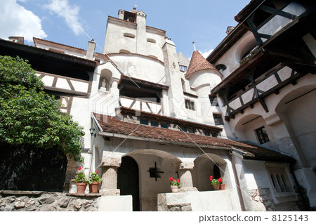 Bran castle inner yard Bran castle inner yard 8125143