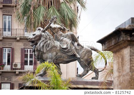 Statue of lyric opera before Teatro Massimo, Palermo, Italy 8125742