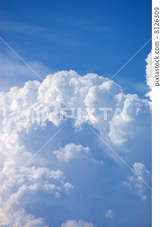 Blue sky and cumulonimbus 8126309