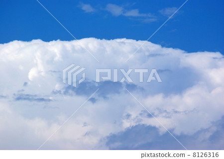 Blue sky and cumulonimbus 8126316