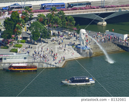 Merlion and boat in Singapore 8132081
