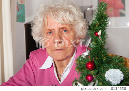 Old woman 8134658