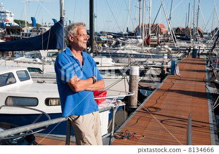Man in harbor 8134666