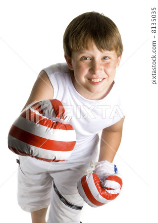 Kid is boxing 8135035