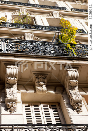 Old renovated apartments in Paris 8136681