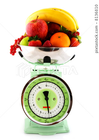 Kitchen scale with diversity of fruit 8136810