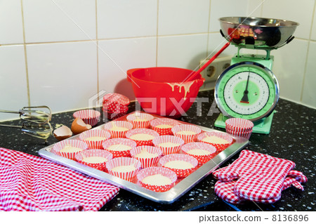 Baking fancy cakes Baking fancy cakes 8136896