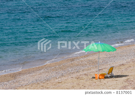 Empty beach 8137001