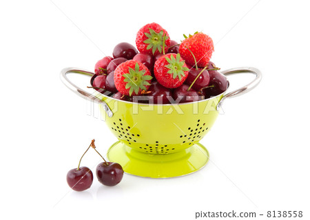 colander with cherries and strawberries 8138558