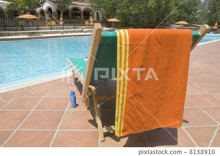 bed by swimmingpool 8138910