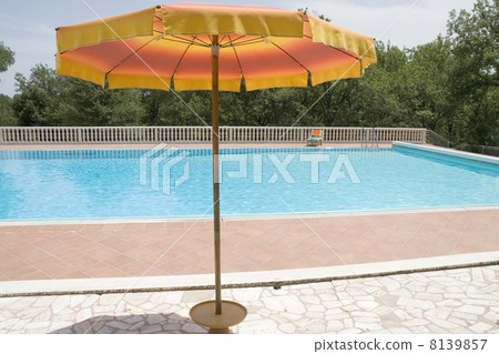Luxury swimmingpool 8139857