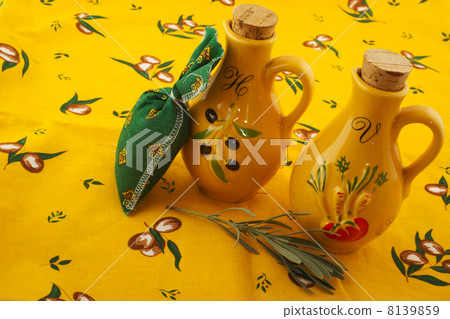 Oil and vinegar 8139859