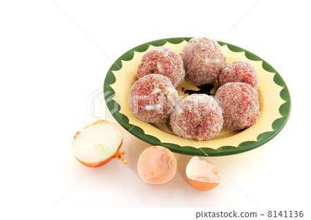Making meat balls 8141136