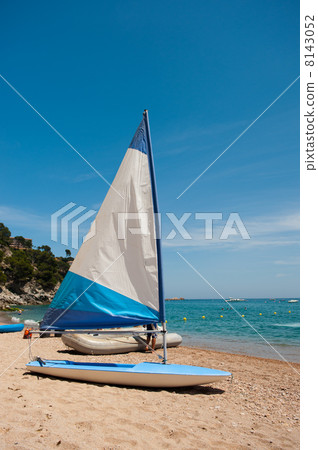 Sail boat at the beach 8143052