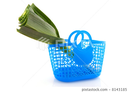 Fresh leek in shopping bag 8143185