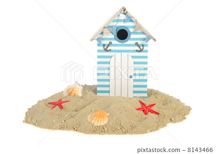 Beach hut with shells 8143466