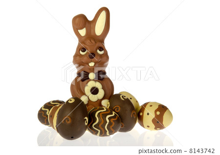 Chocolate easter hare and eggs 8143742