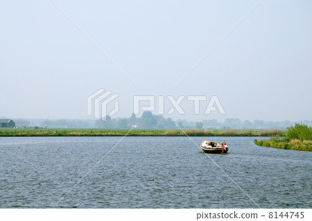 A sloop on the river 8144745