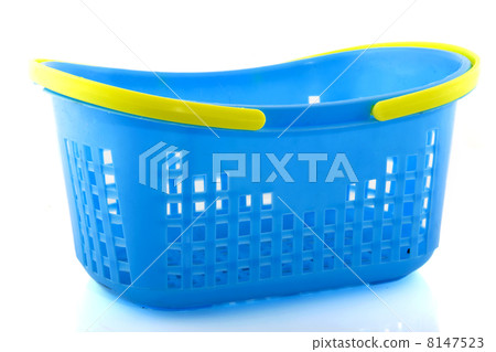 Empty shopping basket 8147523