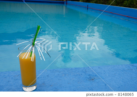 cocktail at the swimming pool 8148065