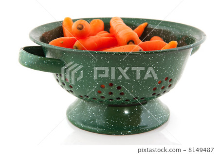 Green colander with fresh carrots Green colander with fresh carrots 8149487