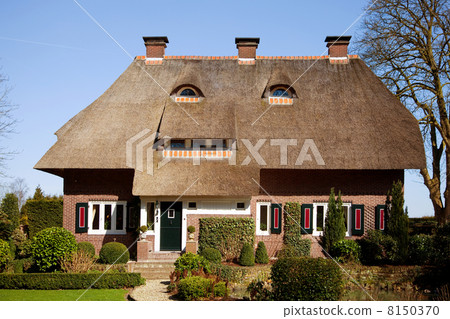 Villa with straw roof 8150370