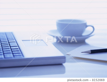 計算機和咖啡杯 計算機和咖啡杯 8152069