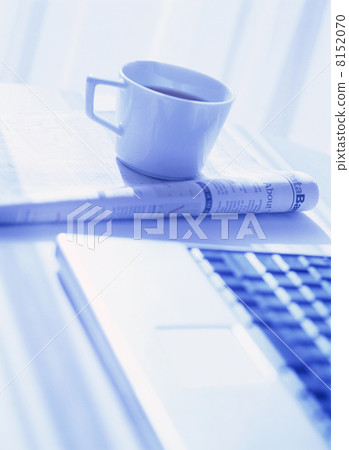 電腦,報紙和咖啡 電腦,報紙和咖啡 8152070