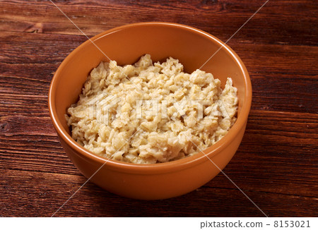 bowl with fresh porridge 8153021