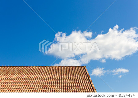 Western-style roof and sky 8154454