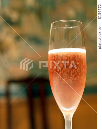 Rosé sparkling wine 8154772
