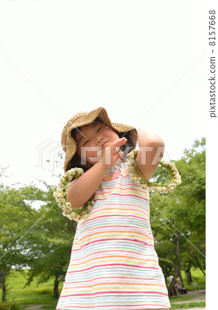 有白三葉草冠的一個女孩 有白三葉草冠的一個女孩 8157668