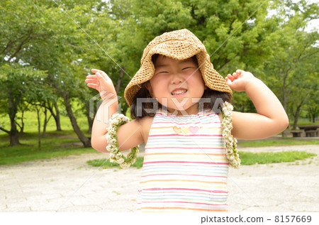 有白三葉草冠的一個女孩 有白三葉草冠的一個女孩 8157669