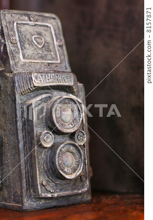 Antique twin-lens reflex camera 8157871