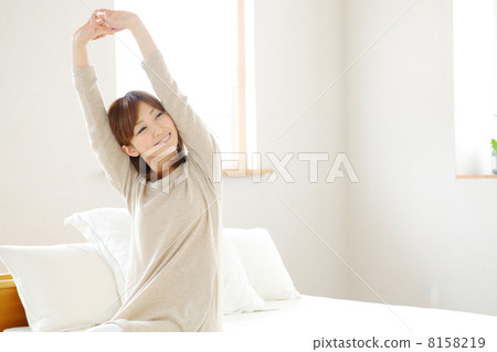 Waking up / female 8158219