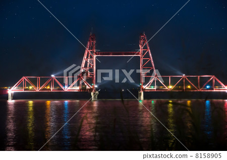 在滿天星斗的天空的Chikugo河上升的橋樑橋樑 在滿天星斗的天空的Chikugo河上升的橋樑橋樑 8158905