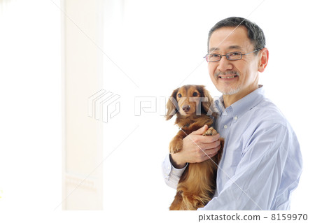 Senior men holding pets 8159970