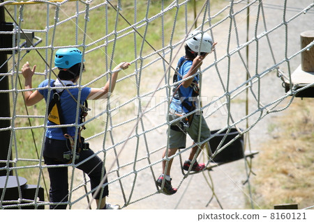 Challenge aerial athletics with parents and children! 8160121