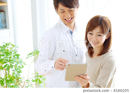 使用平板電腦的男性和女性 8160205