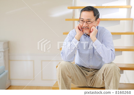 老人坐在樓梯上 老人坐在樓梯上 8160268
