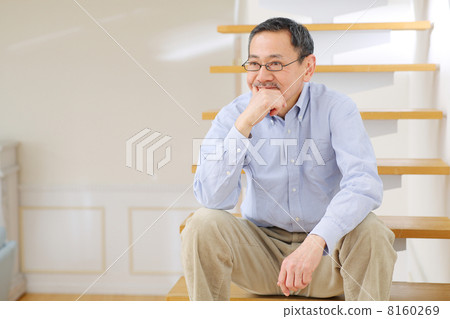 老人坐在樓梯上 老人坐在樓梯上 8160269